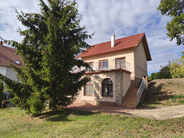 Eladó családi ház, Balatonfüreden, Hóvirág utcában 99.99 M Ft
