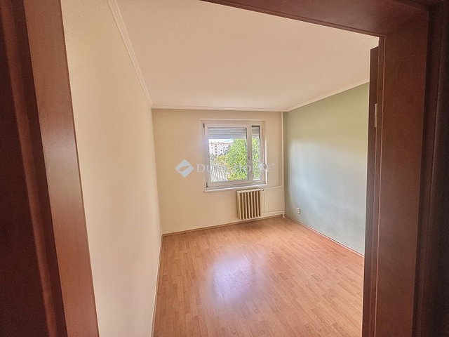 Eladó panellakás, Székesfehérvárott 70 M Ft, 3 szobás