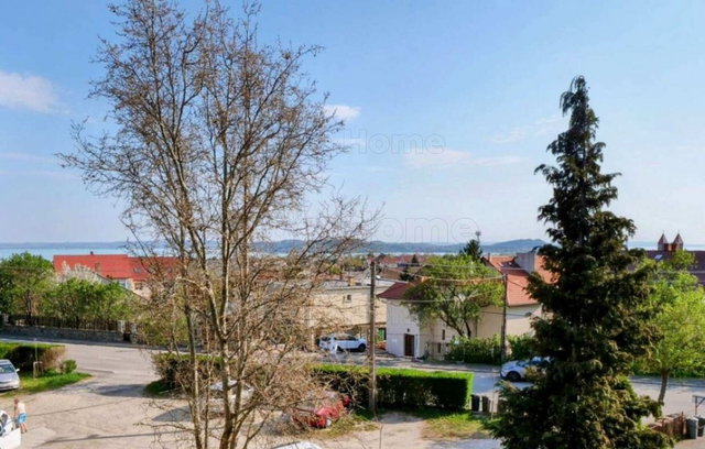 Eladó családi ház, Balatonfüreden 200 M Ft, 10 szobás