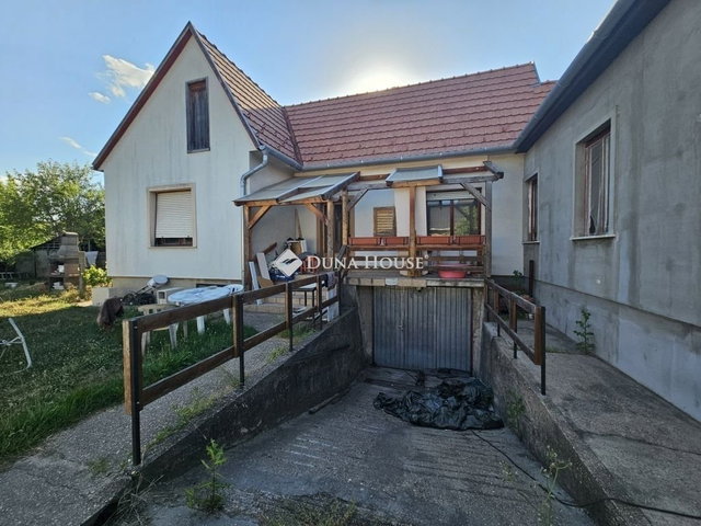Eladó családi ház, Esztergomban 79.9 M Ft, 3 szobás