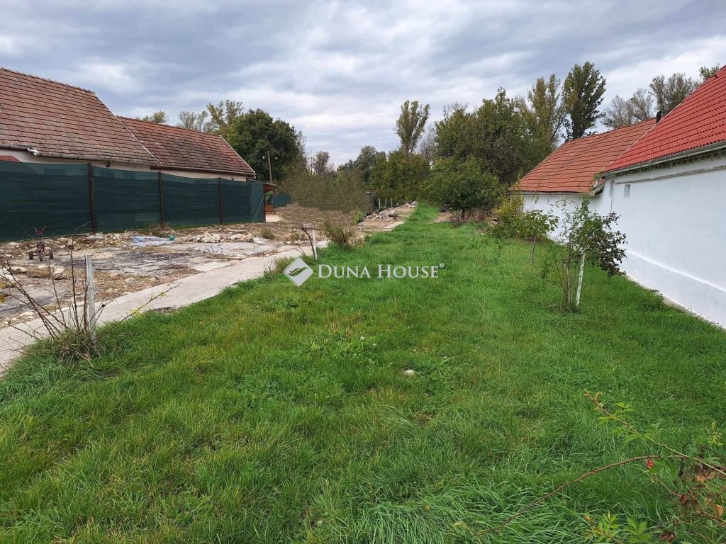 Eladó telek – Neszmély