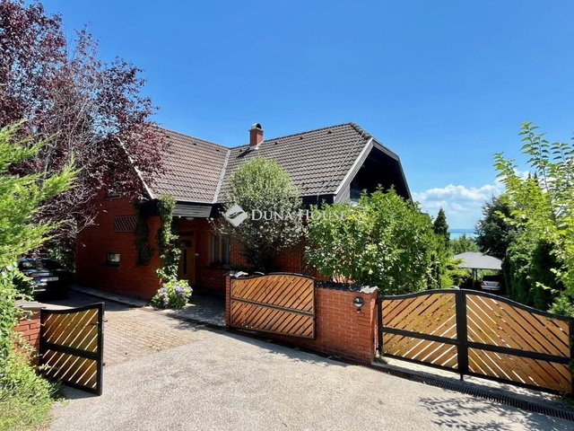 Eladó családi ház, Balatonfüreden 259.9 M Ft, 10 szobás