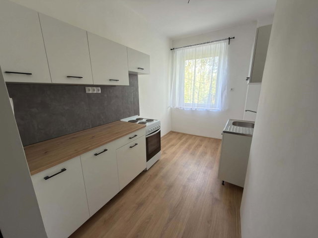 Eladó téglalakás, Komlón, Zrínyi Miklós utcában 19.9 M Ft