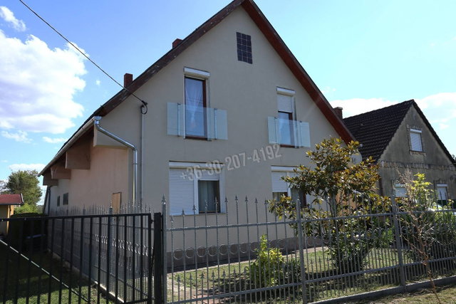 Eladó családi ház, Balatonfenyvesen 180 M Ft, 8 szobás