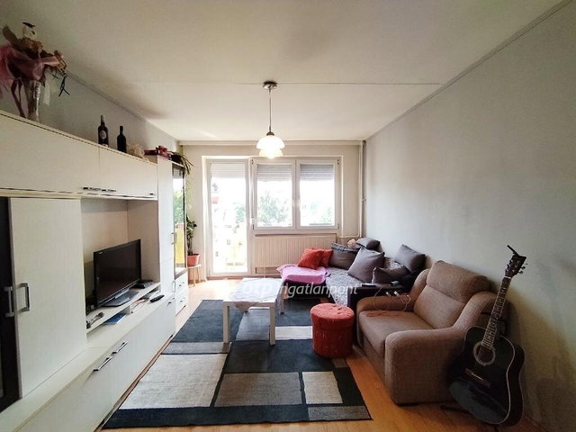Eladó panellakás, Ajkán 34.9 M Ft, 2 szobás