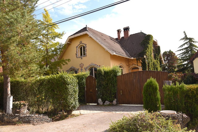 Eladó családi ház, Pécsett 96.9 M Ft, 5 szobás
