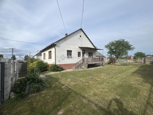 Eladó családi ház, Dunaszegen 72.99 M Ft, 4 szobás