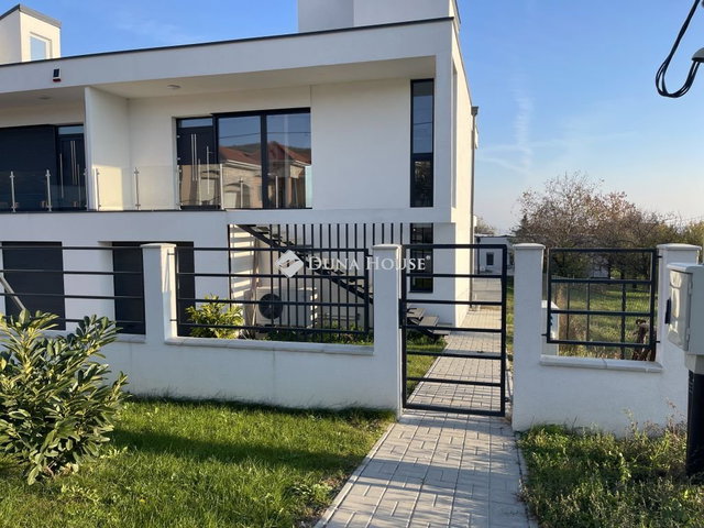 Eladó ikerház, Balatonalmádiban, Pince utcában 232 M Ft