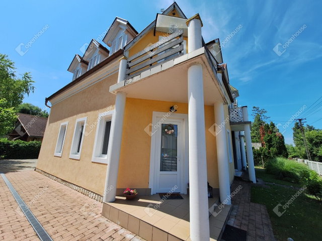 Eladó családi ház, Balatonfenyvesen 130 M Ft, 6 szobás