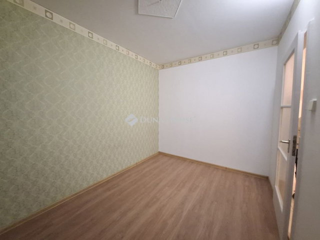 Eladó panellakás, Kecskeméten 42.9 M Ft, 3 szobás