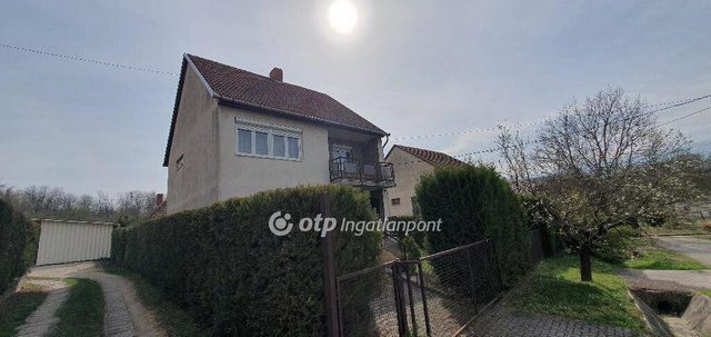 Eladó családi ház, Ajkán 61.9 M Ft, 3+1 szobás