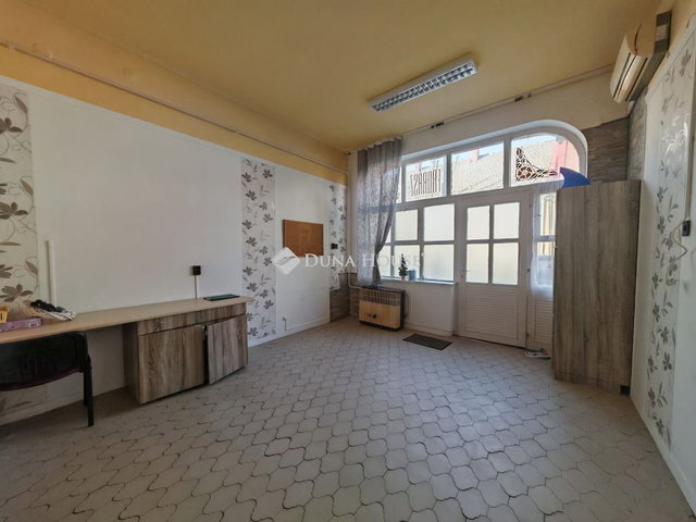 Eladó üzlethelyiség, Szolnokon, Arany János utcában 19.9 M Ft
