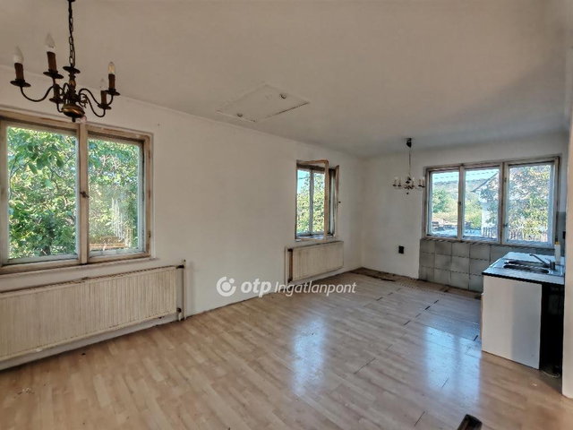 Eladó családi ház, Zsámbékon 60 M Ft, 5 szobás