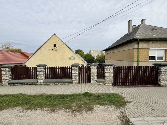 Eladó családi ház, Móron 29.9 M Ft, 2 szobás
