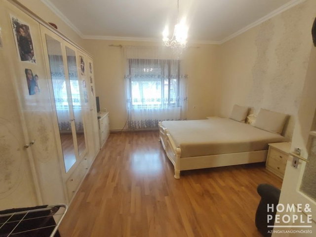 Eladó családi ház, Bakson 26.99 M Ft, 4 szobás