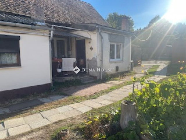Eladó családi ház, Budakeszin, Fő utcában 38.9 M Ft, 1 szobás