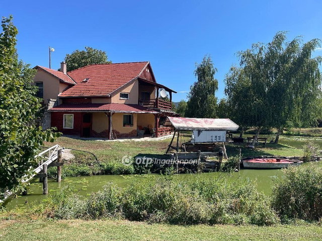 Eladó nyaraló, Bakonyán 300 M Ft, 5 szobás