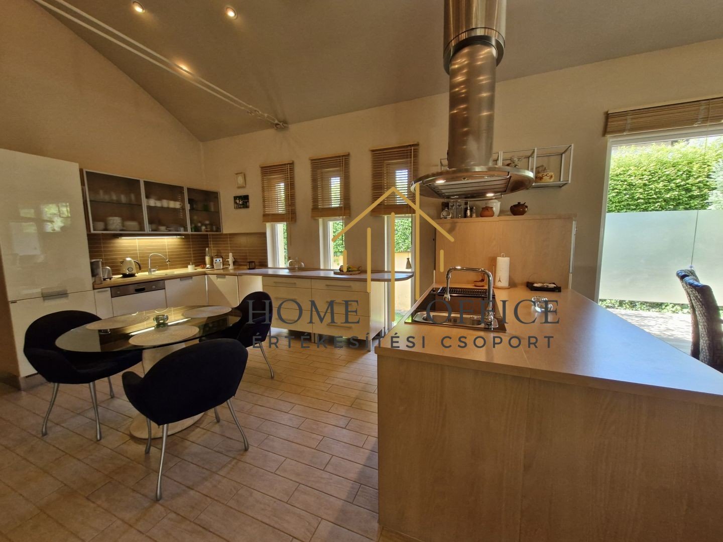 4 bed · 250m² · 260.000.000 ft