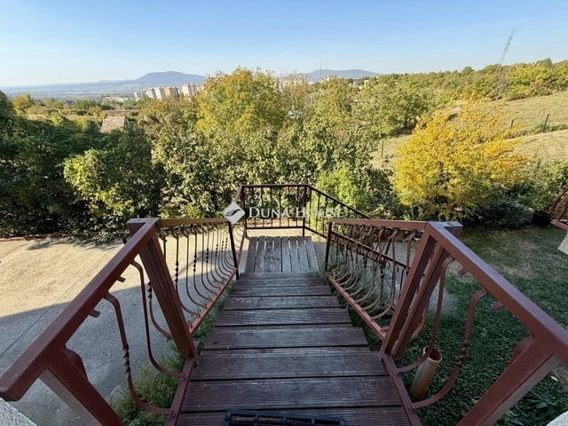 Eladó téglalakás, Pécsett 84.99 M Ft, 4 szobás