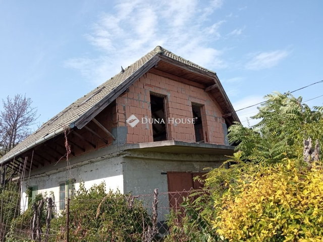Eladó családi ház, Zsámbékon 32.5 M Ft, 2 szobás