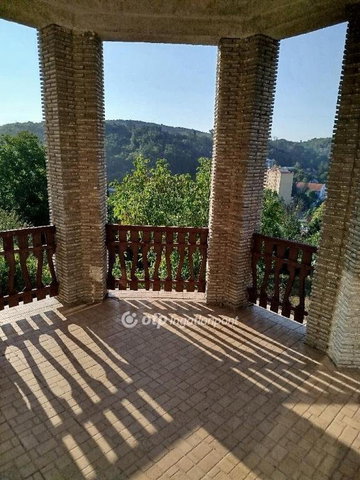 Eladó családi ház, Komlón 80 M Ft, 6 szobás