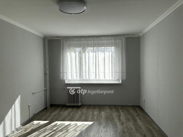 Eladó panellakás, Egerben 33 M Ft, 1+1 szobás