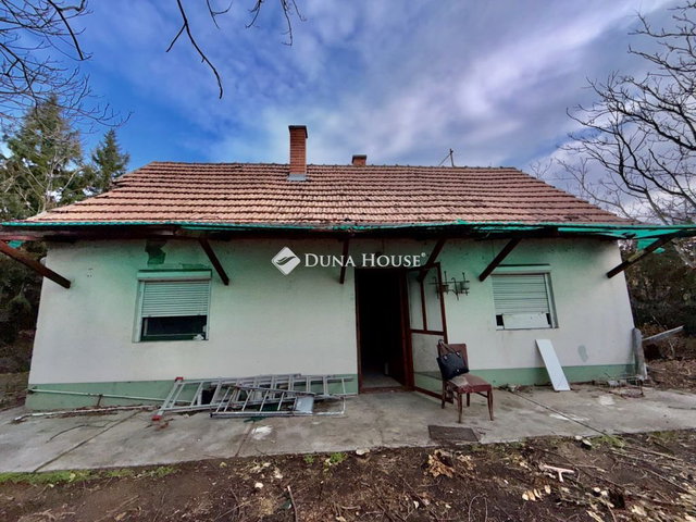 Eladó családi ház, Csemőn 23.9 M Ft, 2 szobás