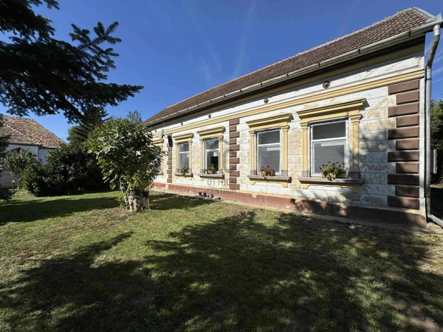 Eladó családi ház, Ádándon 219 M Ft, 5 szobás