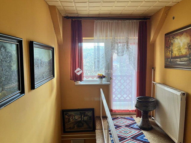 Eladó családi ház, Bátaszéken 40 M Ft, 8 szobás