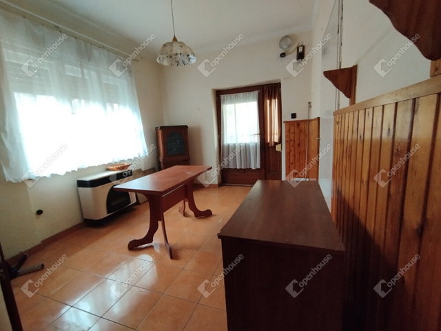 Eladó családi ház, Győrött 50 M Ft, 3 szobás