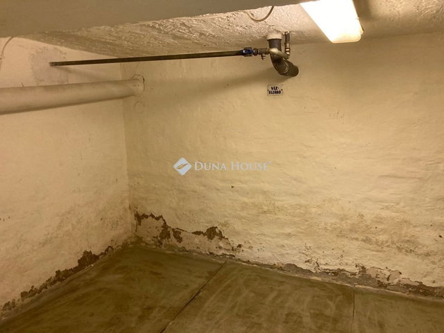 Eladó üzlethelyiség, Szekszárdon, Toldi utcában 13.5 M Ft