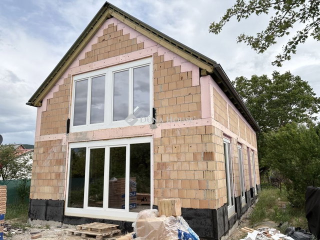 Eladó családi ház, Esztergomban 123.5 M Ft, 6 szobás