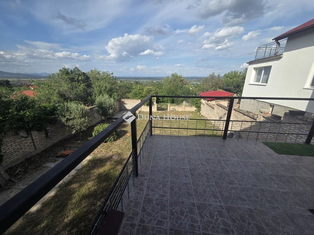 Eladó családi ház, Budakalászon 145 M Ft, 2 szobás