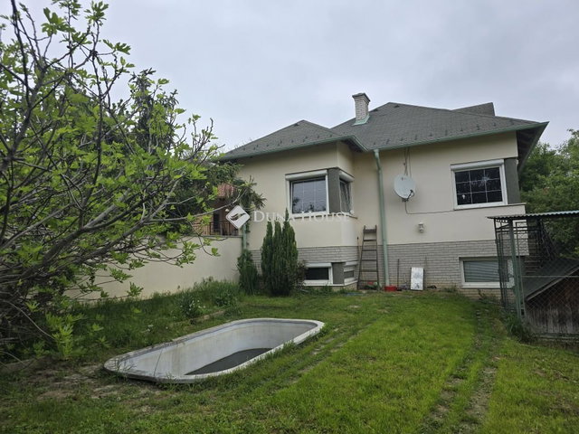 Eladó családi ház, Székesfehérvárott 299.991 M Ft, 9 szobás