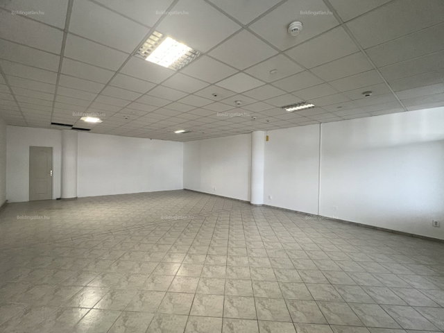 Kiadó üzlethelyiség, Kaposváron, Petőfi téren 400 E Ft / hó