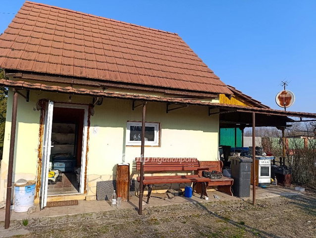 Eladó családi ház, Zsombón 26.9 M Ft, 2 szobás