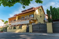 Eladó családi ház, Balatonföldváron 229.9 M Ft, 8 szobás