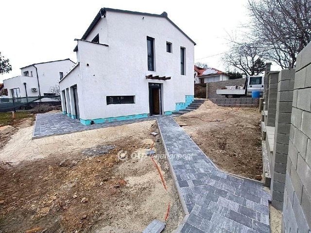Eladó családi ház, Velencén 159 M Ft, 5 szobás