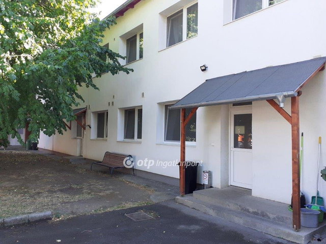 Eladó hotel, Dombóváron 219 M Ft, 24 szobás