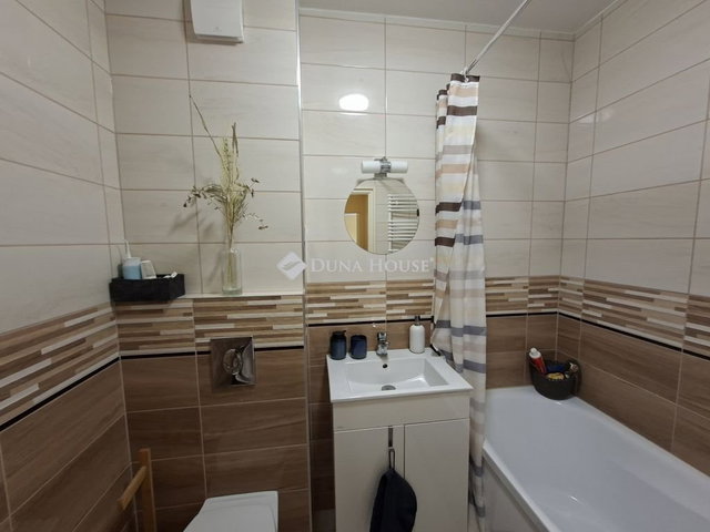Eladó téglalakás, Szegeden 95 M Ft, 4 szobás