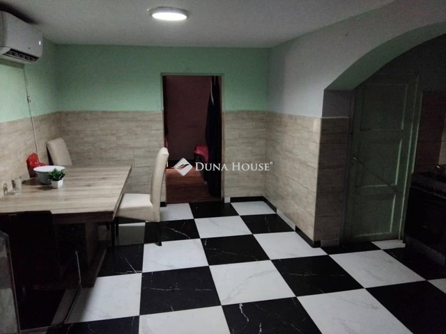 Eladó családi ház, Kunszentmiklóson 23.5 M Ft, 2 szobás