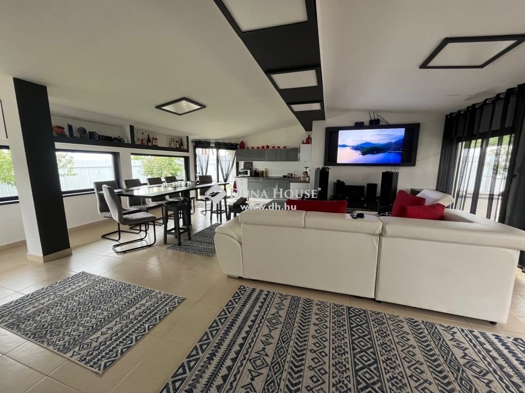 204m² · 89.540.000 ft
