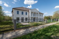 Eladó téglalakás