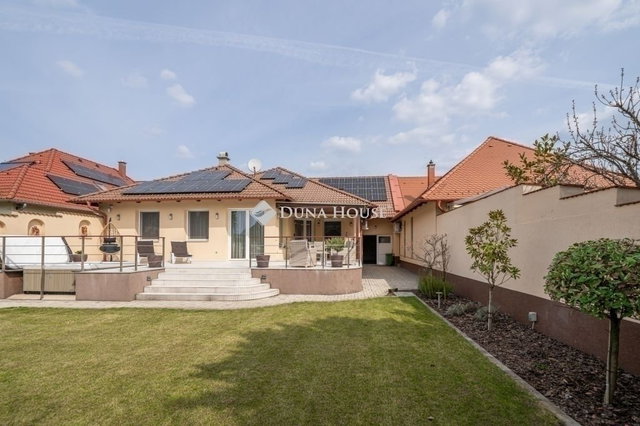 Eladó családi ház, Kecskeméten 194 M Ft, 4 szobás