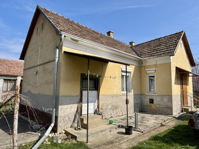 Eladó családi ház, Holládon 24.9 M Ft, 2 szobás