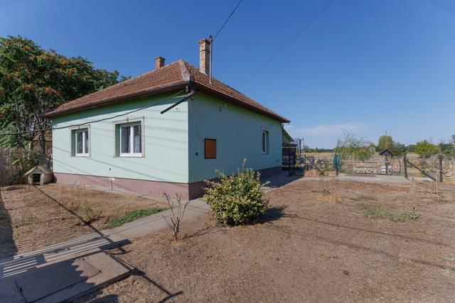 Eladó családi ház, Törtelen 31.9 M Ft, 2 szobás