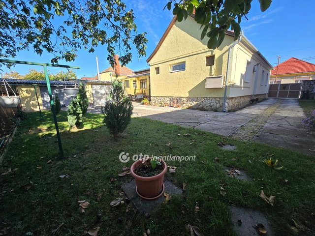 Eladó családi ház, Pápán 52 M Ft, 5+1 szobás