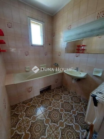 Eladó családi ház, Komáromban 89.99 M Ft, 6 szobás