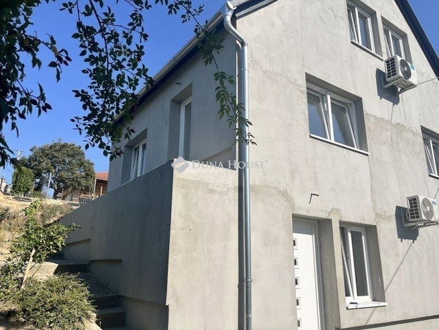 Eladó családi ház, Pécsett 98 M Ft, 4 szobás