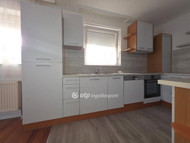 Eladó családi ház, Pápán 119 M Ft, 4+2 szobás